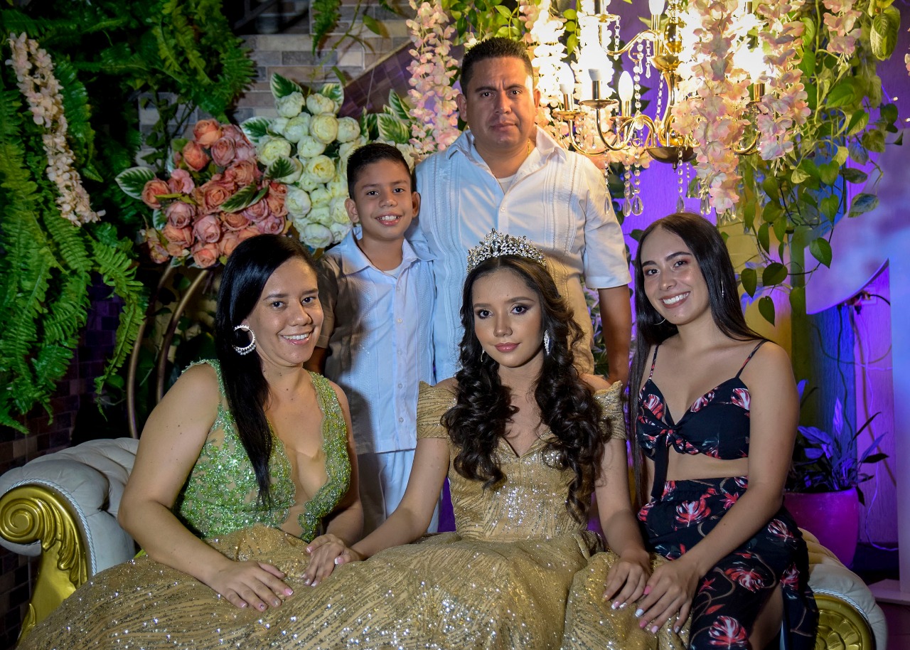 María Clara Macías, la quinceañera María Catalina Ramírez, Katherine Holguín, Germán Holguín y Juan José Holguín.